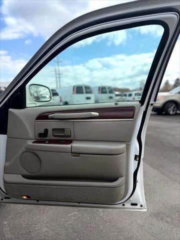 used 2003 Lincoln Town Car car, priced at $4,995