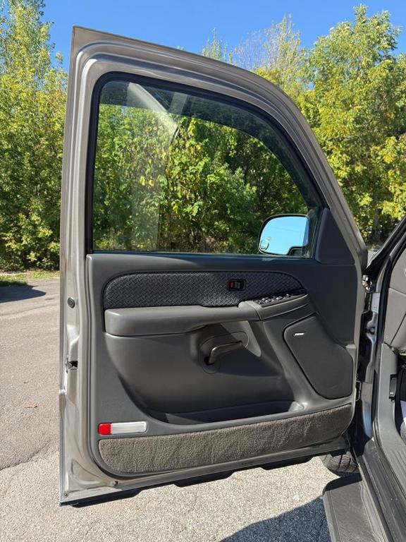 used 2003 Chevrolet Avalanche car, priced at $3,995