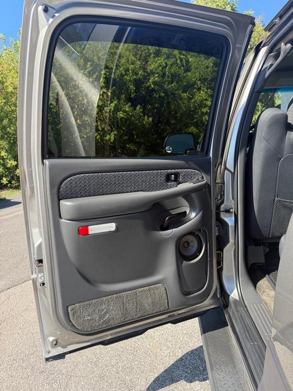 used 2003 Chevrolet Avalanche car, priced at $3,995