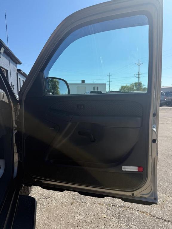 used 2003 Chevrolet Avalanche car, priced at $3,995