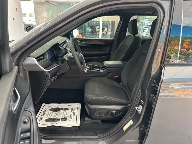 new 2025 Jeep Grand Cherokee car, priced at $39,733