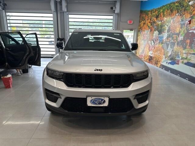 new 2024 Jeep Grand Cherokee car, priced at $42,670