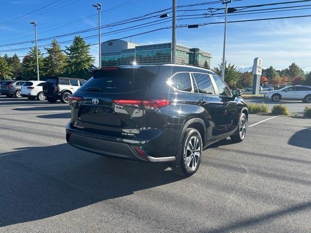 used 2023 Toyota Highlander car, priced at $39,999