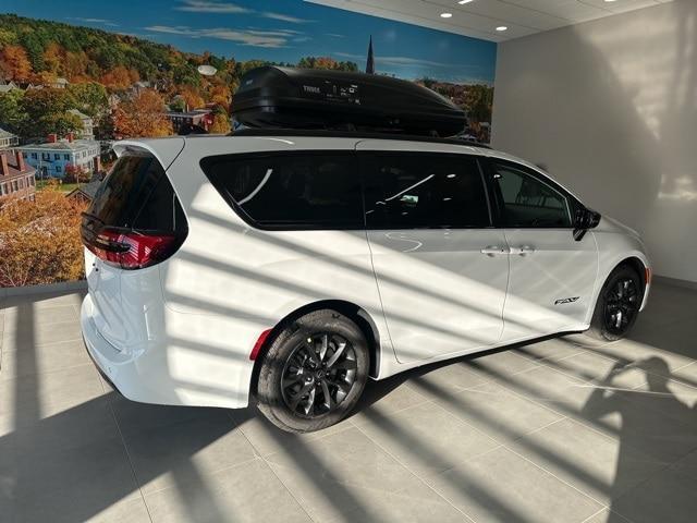 new 2025 Chrysler Pacifica car, priced at $44,515