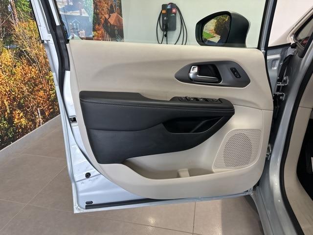 used 2023 Chrysler Pacifica car, priced at $23,450