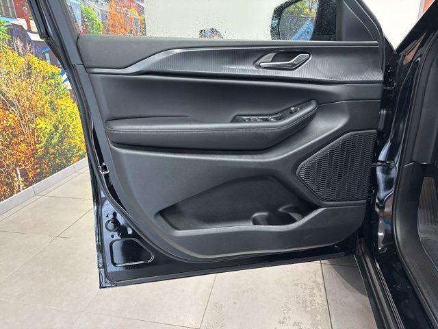 new 2025 Jeep Grand Cherokee car, priced at $45,120