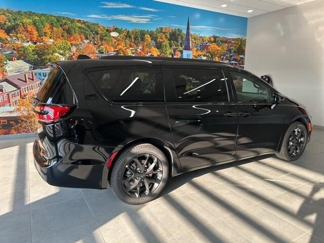 new 2025 Chrysler Pacifica car, priced at $51,944
