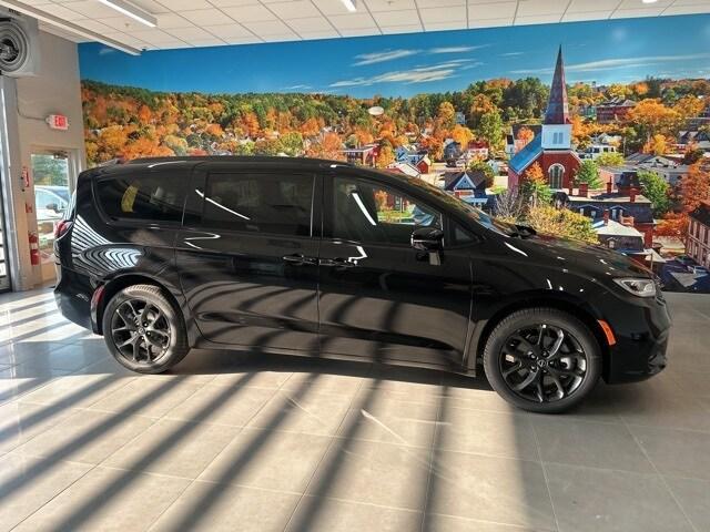 new 2025 Chrysler Pacifica car, priced at $51,944