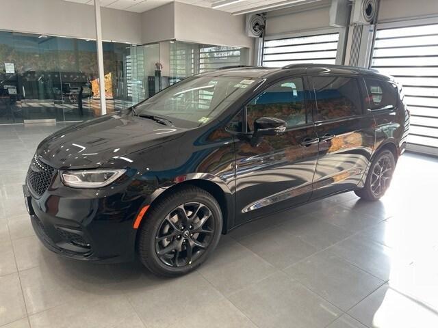 new 2025 Chrysler Pacifica car, priced at $51,944