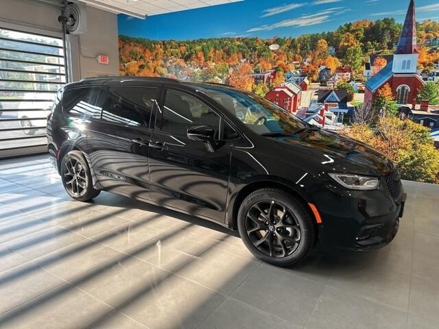new 2025 Chrysler Pacifica car, priced at $51,944