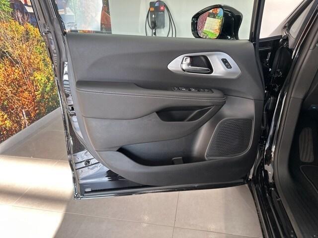 new 2025 Chrysler Pacifica car, priced at $51,944