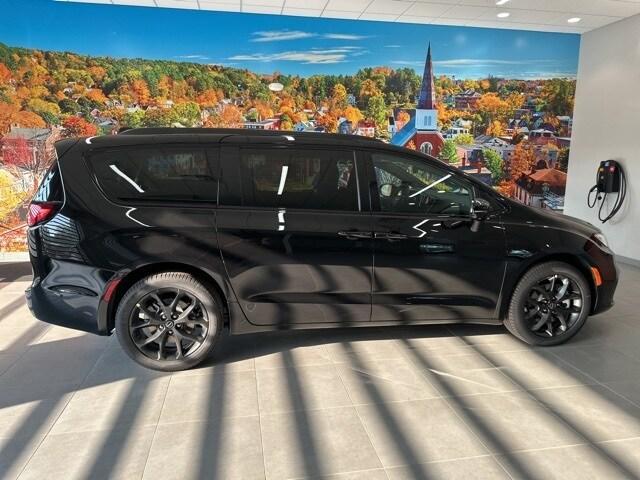 new 2025 Chrysler Pacifica car, priced at $51,944