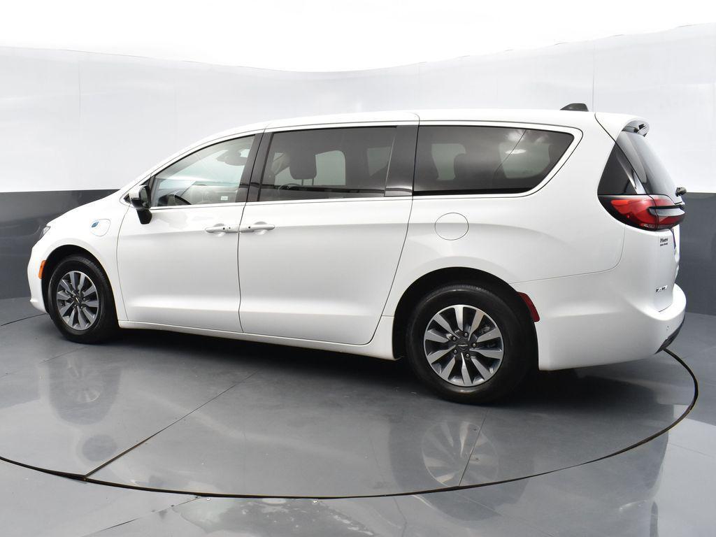 used 2023 Chrysler Pacifica Hybrid car, priced at $27,477