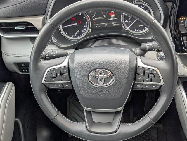 used 2022 Toyota Highlander car, priced at $37,398