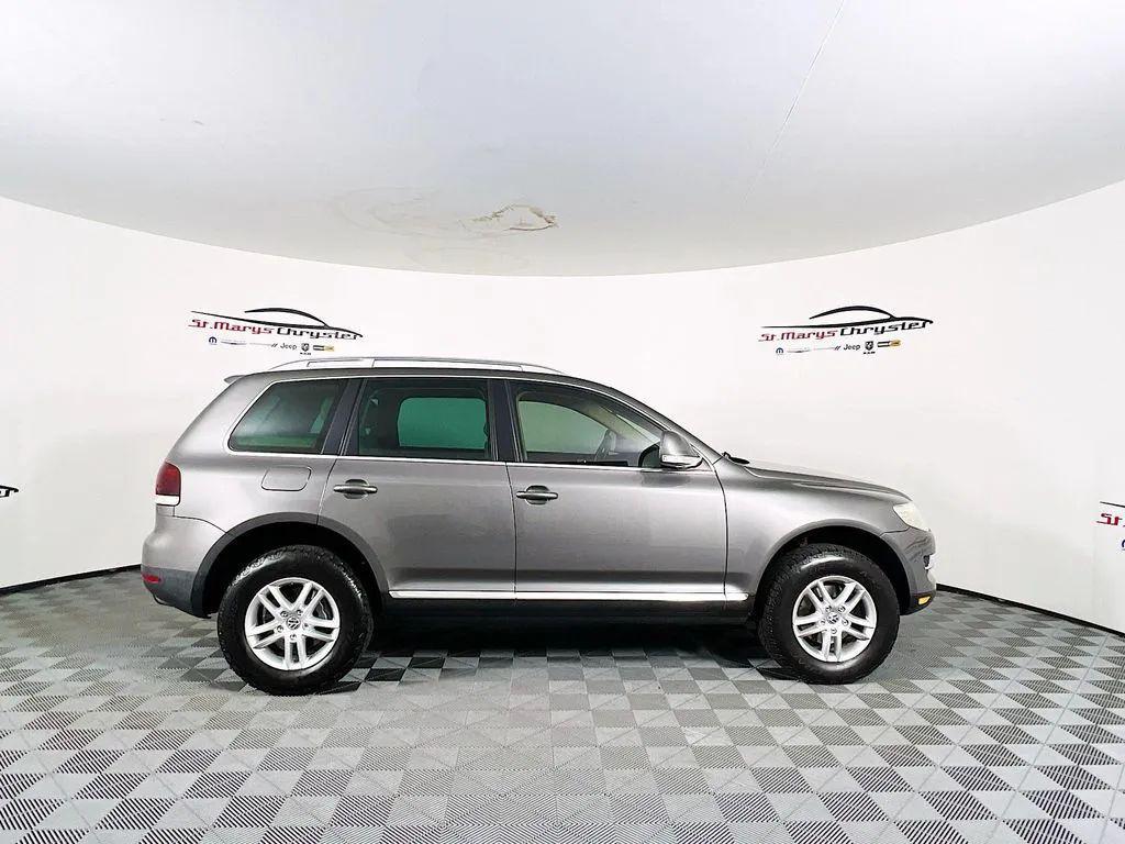 used 2009 Volkswagen Touareg 2 car, priced at $6,500