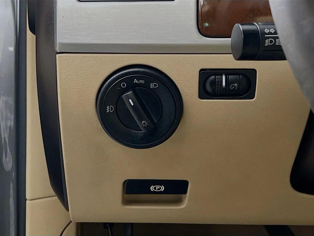 used 2009 Volkswagen Touareg 2 car, priced at $6,500