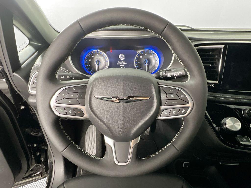 new 2025 Chrysler Pacifica car, priced at $41,452