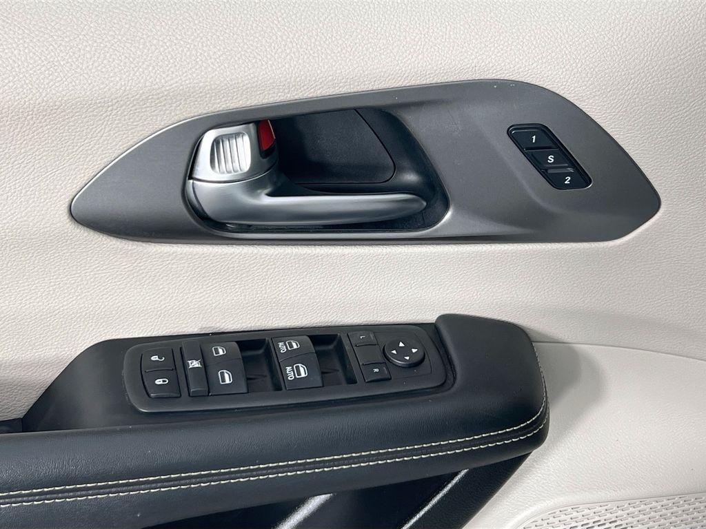 used 2022 Chrysler Pacifica car