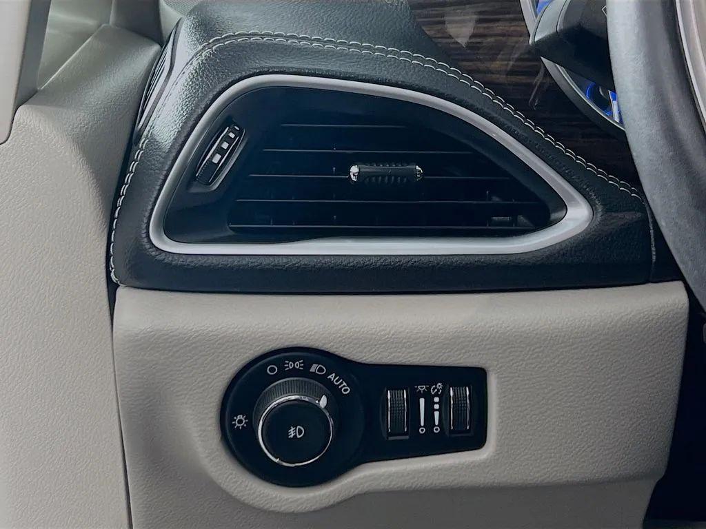 used 2021 Chrysler Pacifica car, priced at $33,500