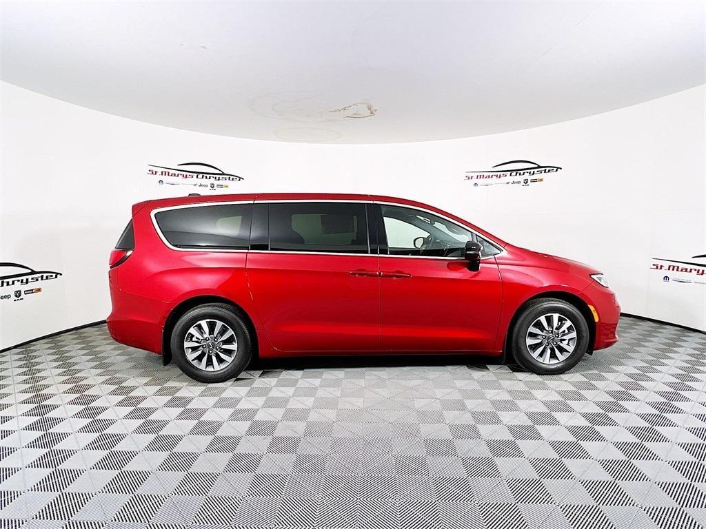 new 2025 Chrysler Pacifica Hybrid car