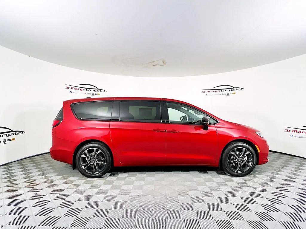 new 2026 Chrysler Pacifica car, priced at $43,776