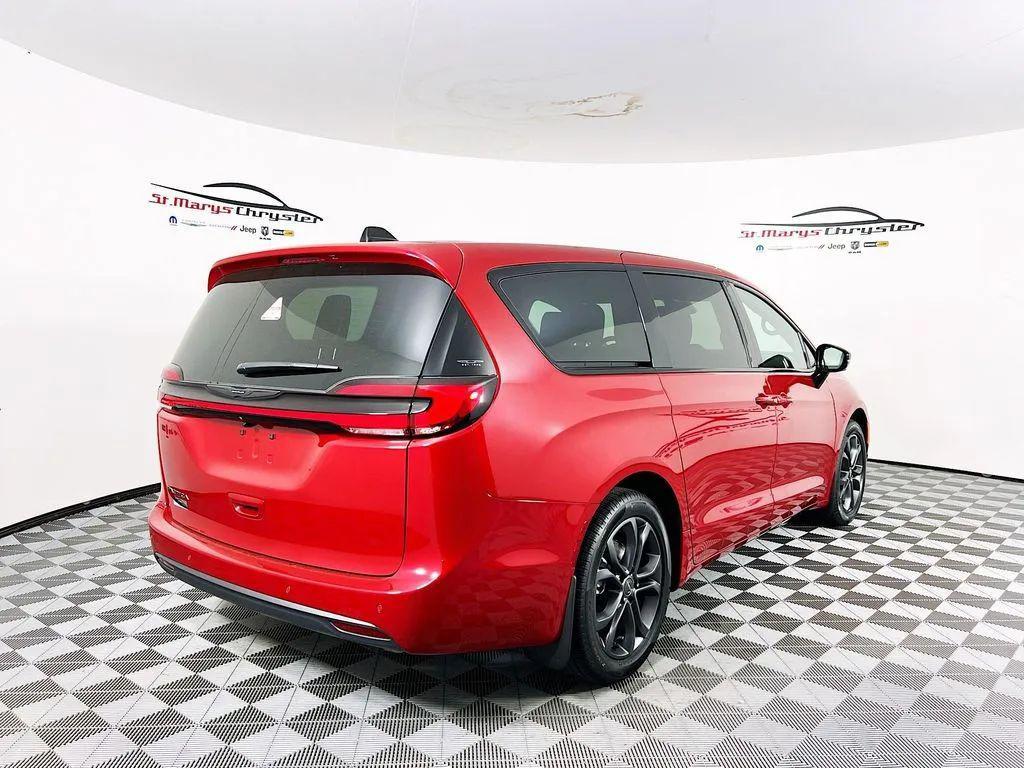new 2026 Chrysler Pacifica car, priced at $43,776