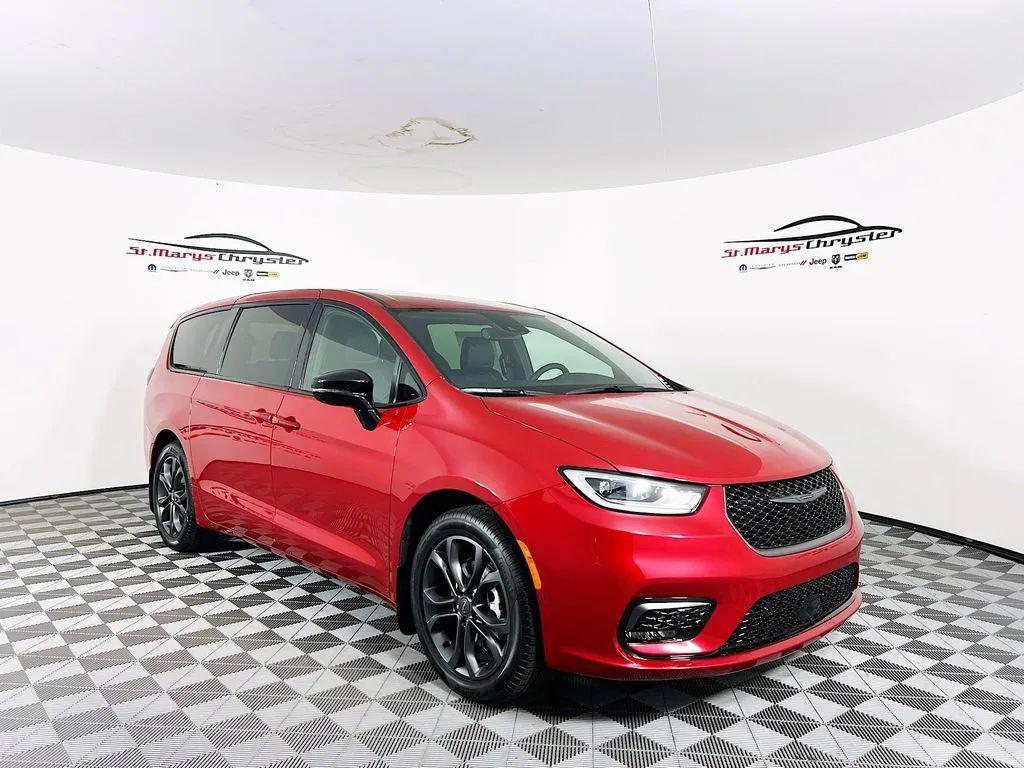 new 2026 Chrysler Pacifica car, priced at $43,776