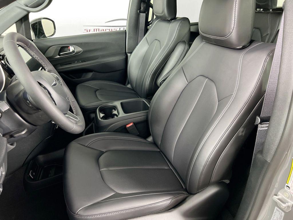 new 2025 Chrysler Pacifica car, priced at $42,422