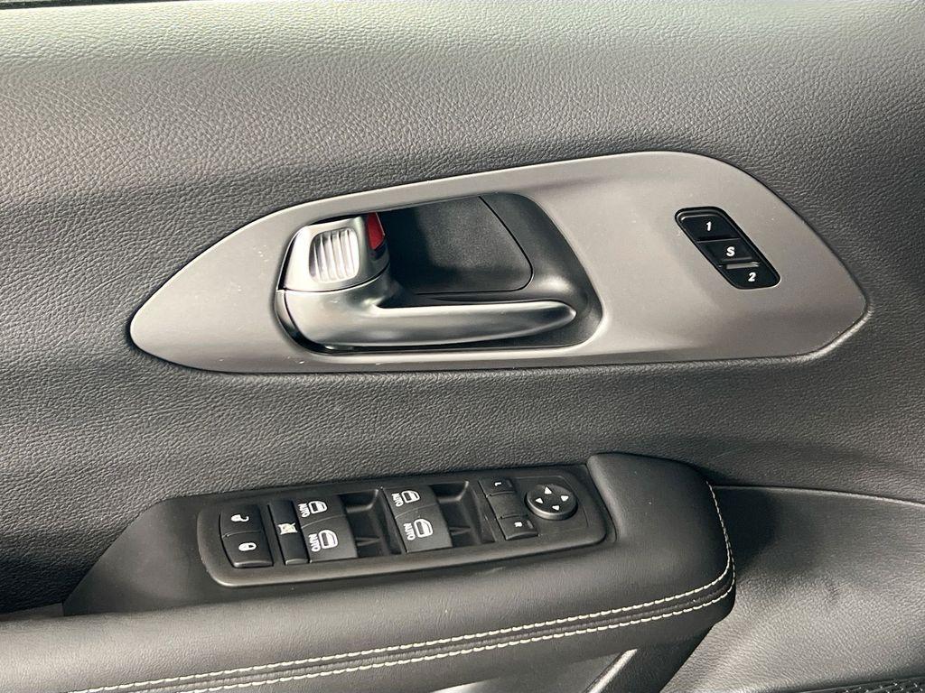 new 2025 Chrysler Pacifica car, priced at $42,422