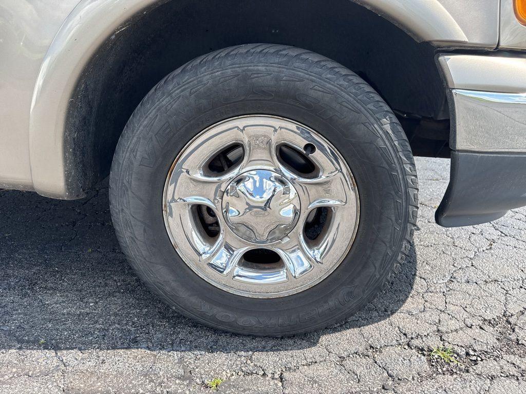 used 2001 Ford F-150 car, priced at $8,000