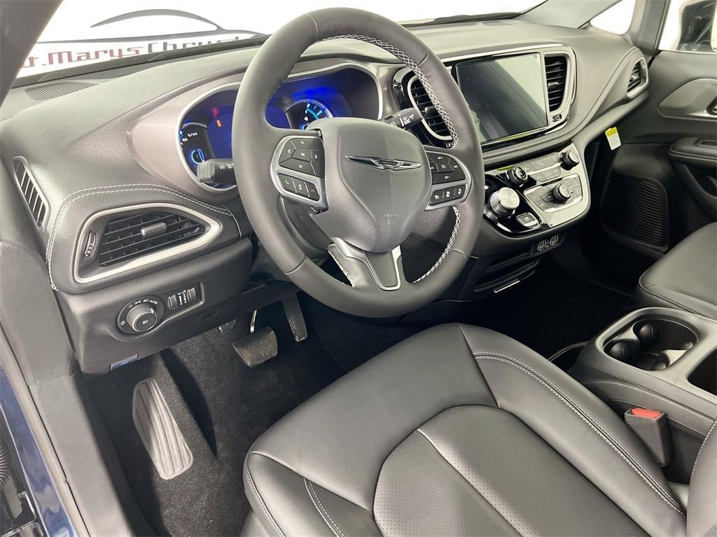 new 2025 Chrysler Pacifica Hybrid car