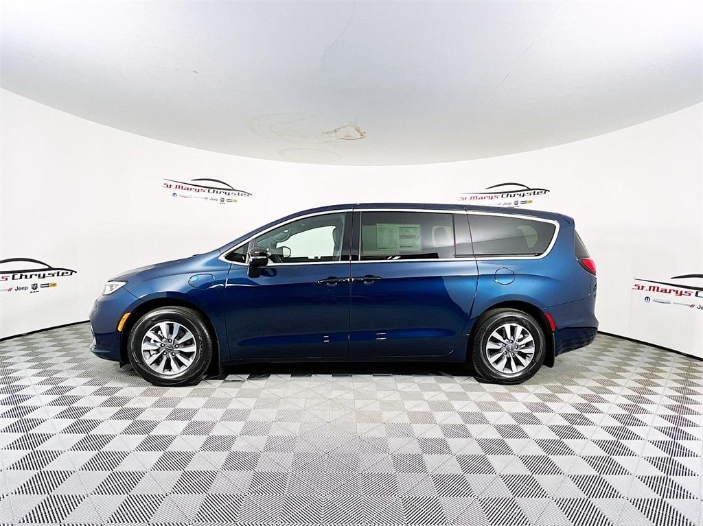 new 2025 Chrysler Pacifica Hybrid car