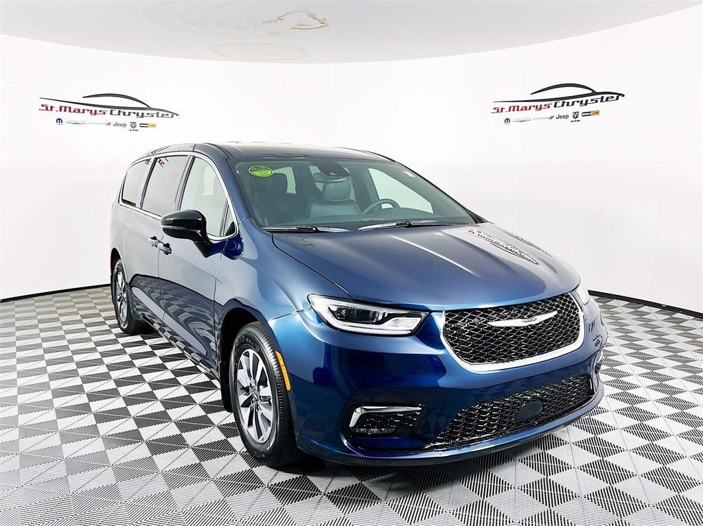 new 2025 Chrysler Pacifica Hybrid car