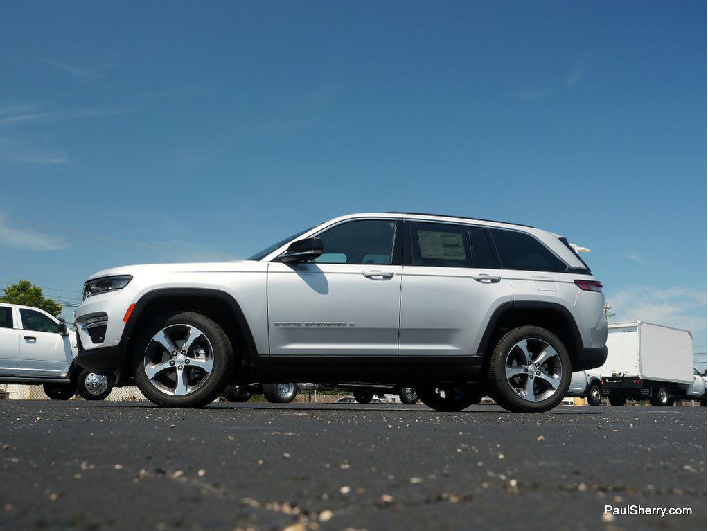 new 2025 Jeep Grand Cherokee car, priced at $50,495