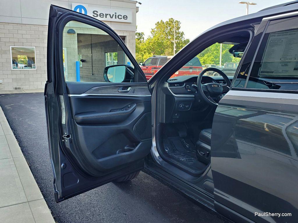 new 2025 Jeep Grand Cherokee car, priced at $50,251