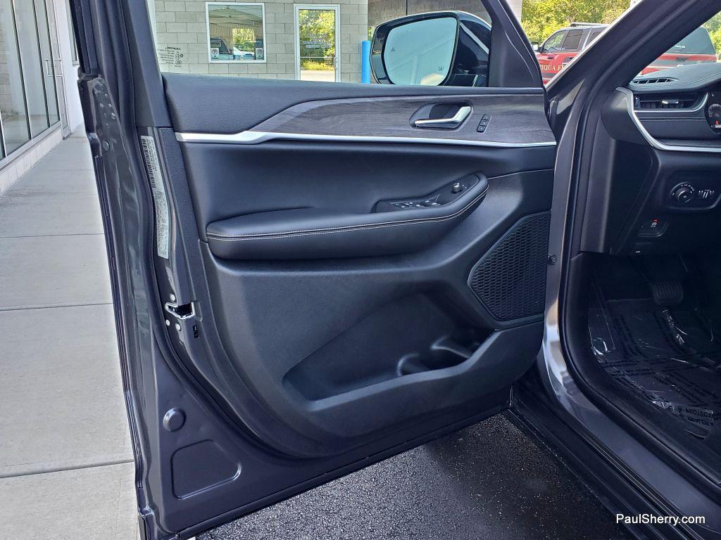 new 2025 Jeep Grand Cherokee car, priced at $50,251