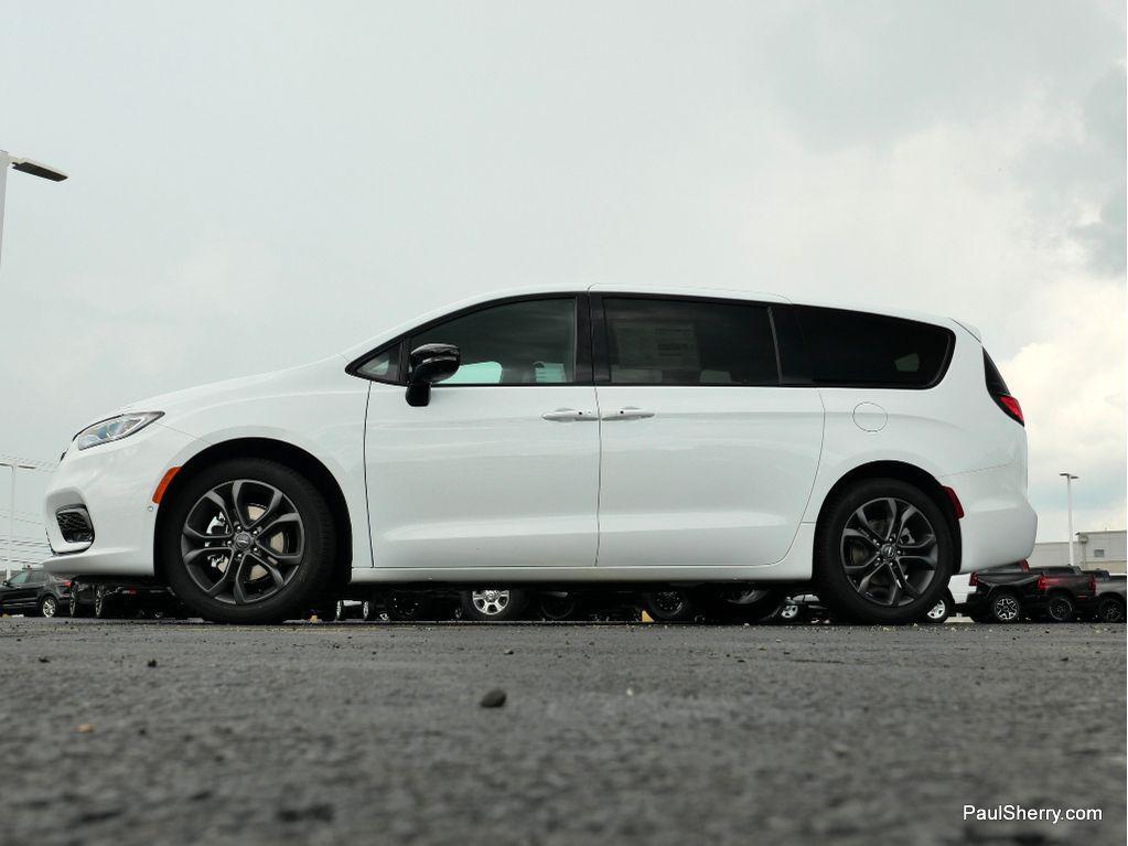 new 2026 Chrysler Pacifica car, priced at $41,232