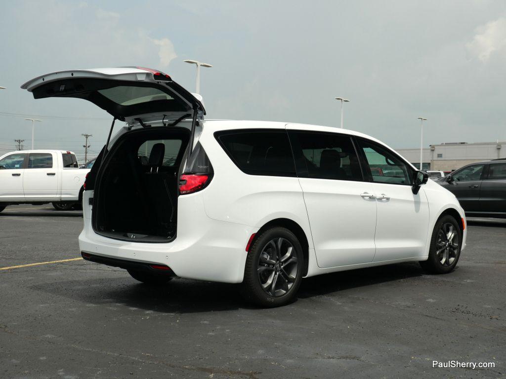 new 2026 Chrysler Pacifica car, priced at $41,232