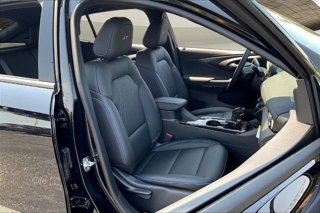new 2025 Buick Envista car, priced at $29,525