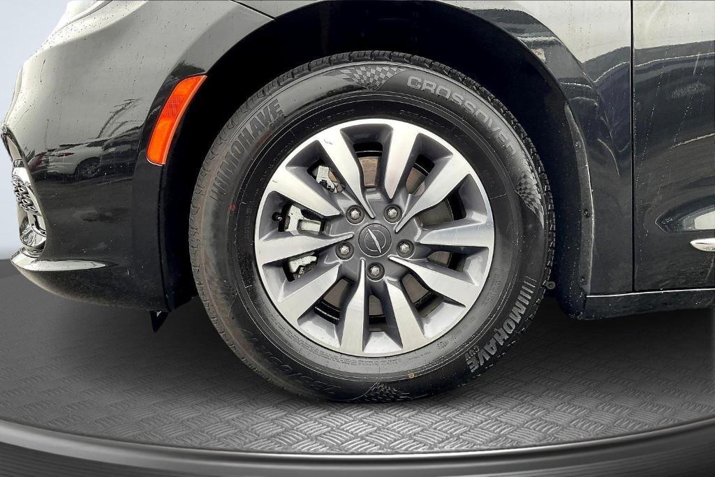 used 2023 Chrysler Pacifica Hybrid car, priced at $28,688