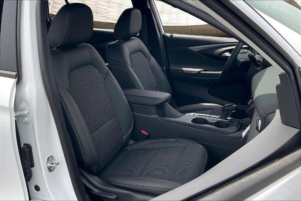 new 2025 Buick Envista car, priced at $27,530
