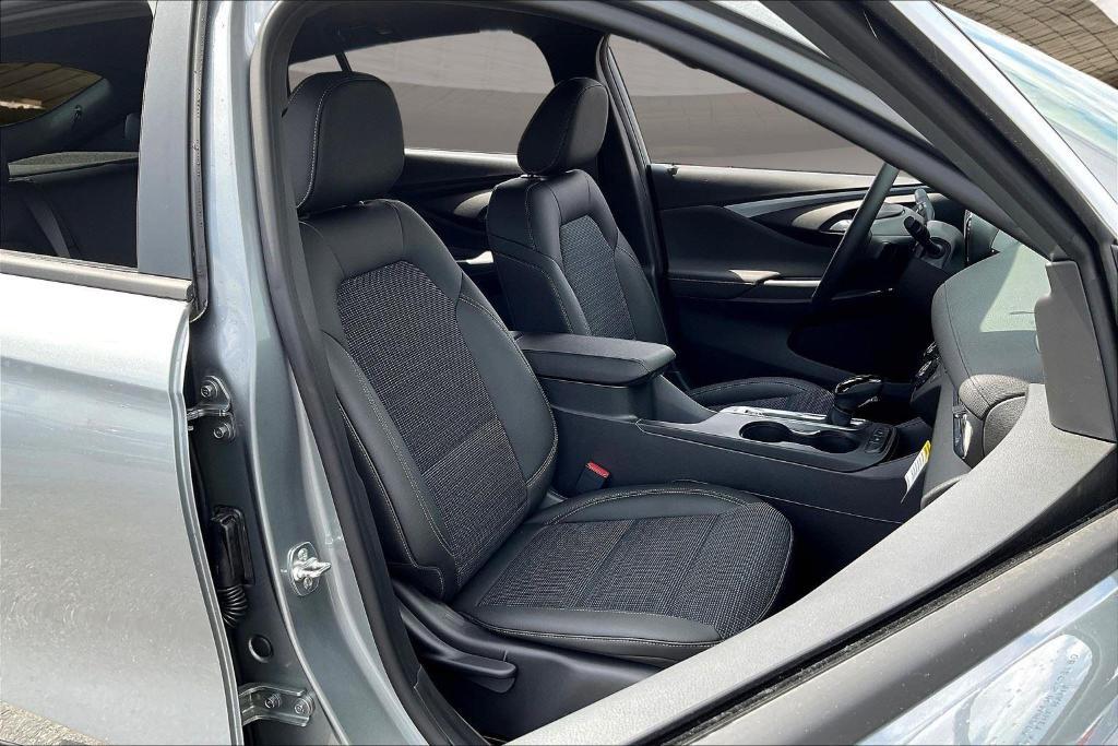 new 2025 Buick Envista car, priced at $26,535
