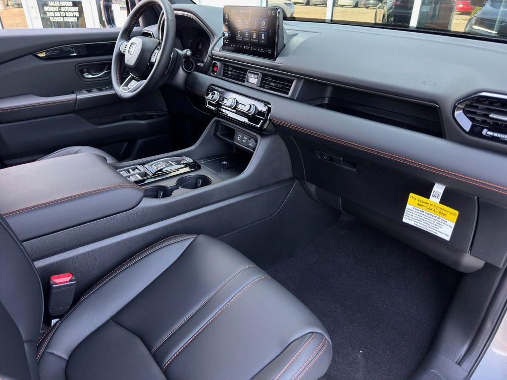 new 2025 Honda Pilot car, priced at $50,895