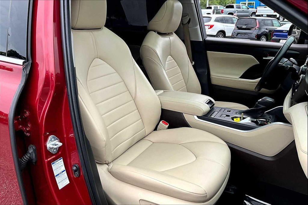 used 2022 Toyota Highlander car, priced at $31,301