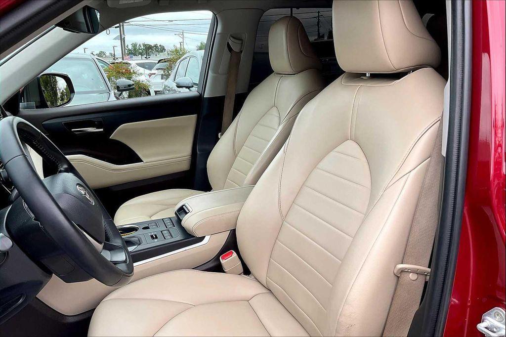 used 2022 Toyota Highlander car, priced at $31,301