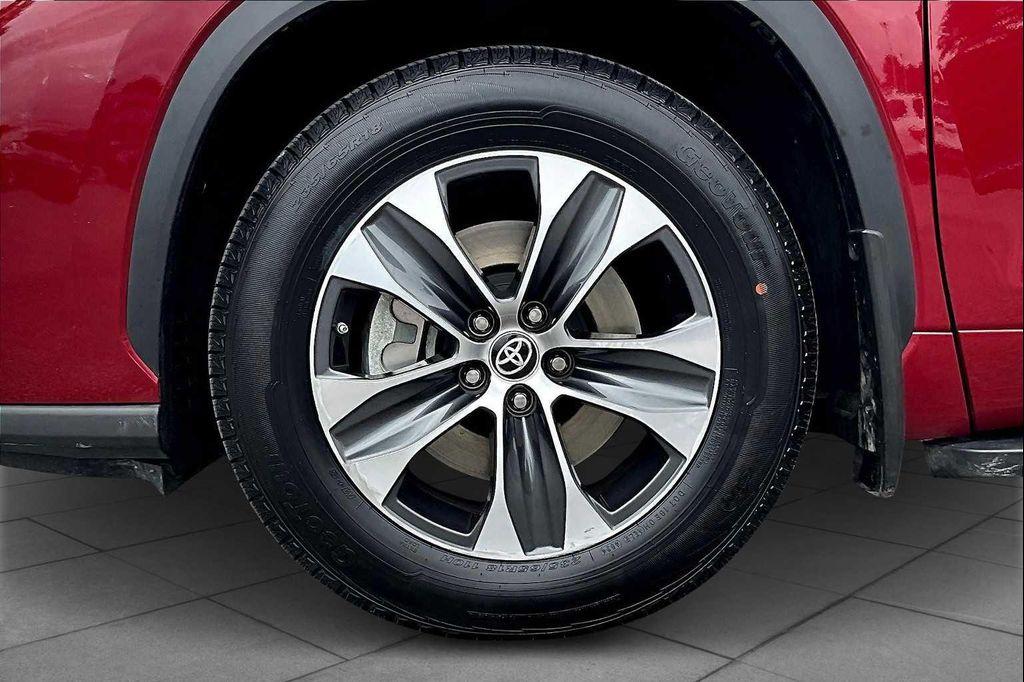 used 2022 Toyota Highlander car, priced at $31,301