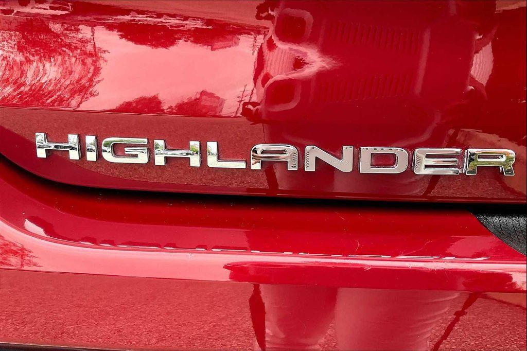 used 2022 Toyota Highlander car, priced at $31,301