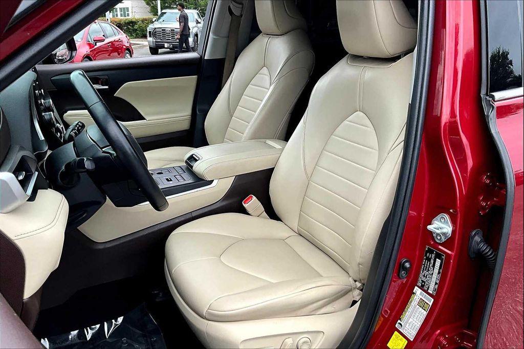 used 2022 Toyota Highlander car, priced at $31,301