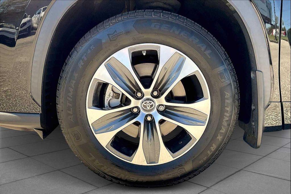 used 2021 Toyota Highlander car, priced at $26,387