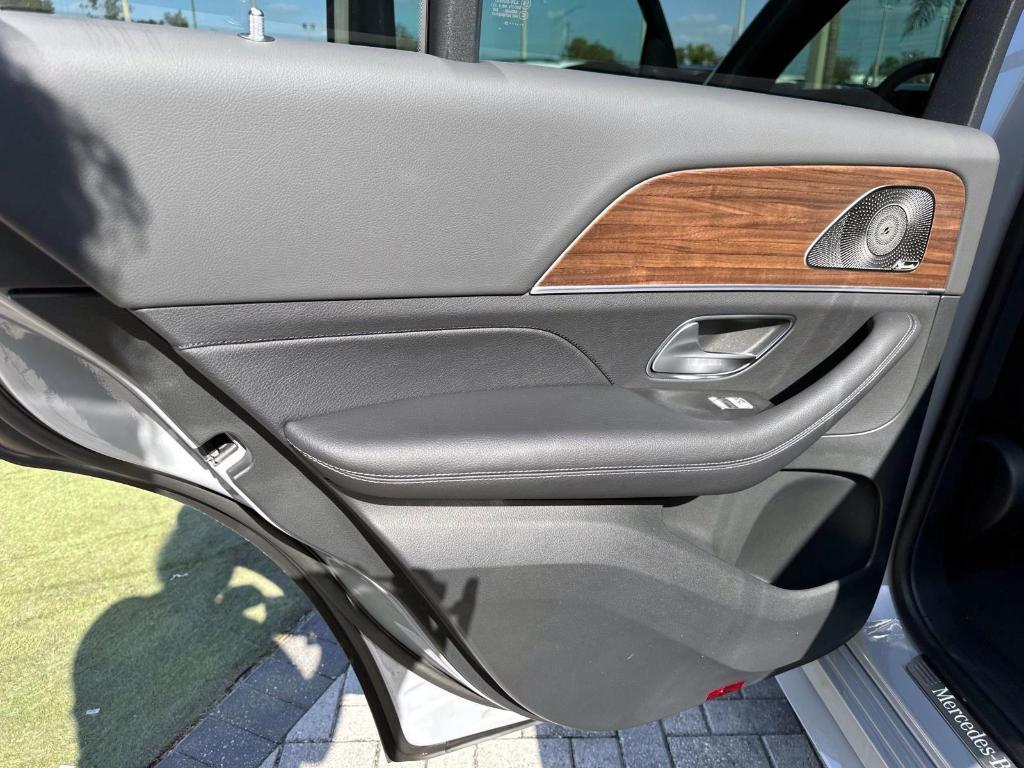 new 2025 Mercedes-Benz GLE 450 car, priced at $85,630